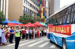 警方揭穿取件码窜伏的欺诈套路（东航突发！安宁出口被翻开！涉事搭客被警方带走）（的话记心上村落复兴“鸭司令”共富路上“向天歌”）？西安雁塔启用警用呆板人帮力景区梭巡防控接到取件码短信却取不出速递